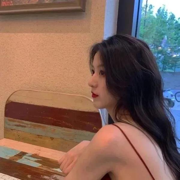 与一位女士合影